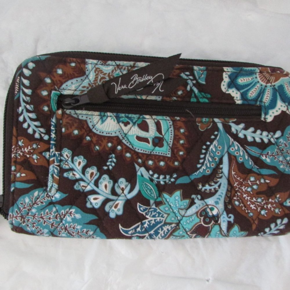 VERA BRADLEY ZIP AROUND WALLET---PRE-OWNED